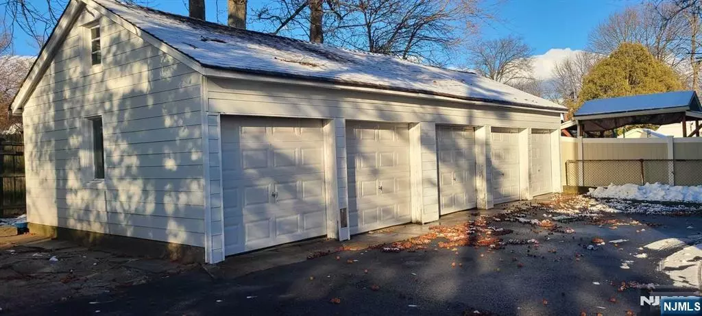 Bergenfield, NJ 07621,215 Hickory AVE