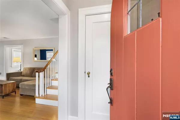 Verona, NJ 07044,19 Douglas PL