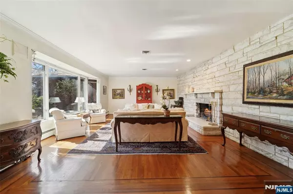 Ho-ho-kus, NJ 07423,17 Deerhill DR