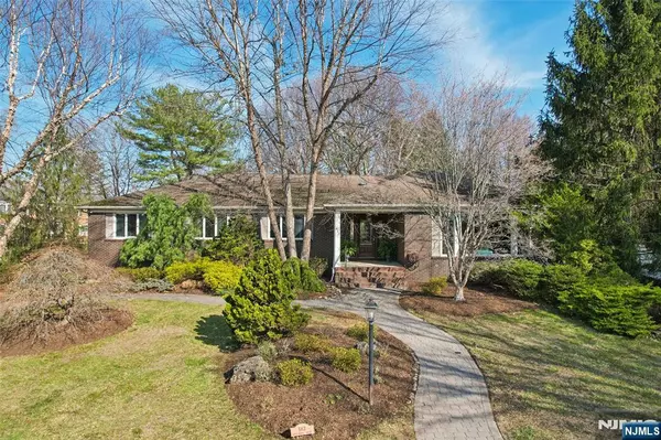 Oradell, NJ 07649,683 Briarwood CT