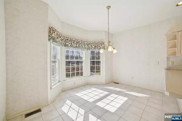 Roseland, NJ 07068,24 Leonard TER #12