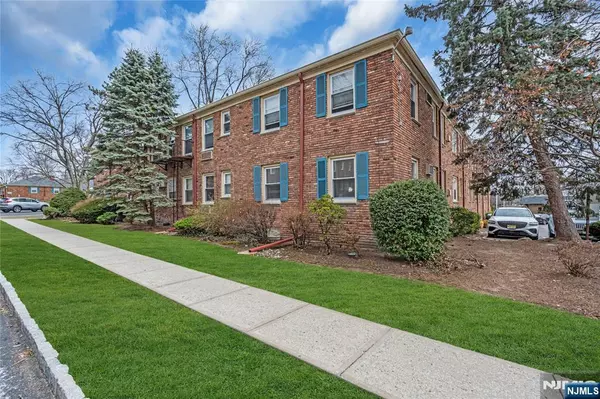 West Orange, NJ 07052,24 Hutton AVE #3