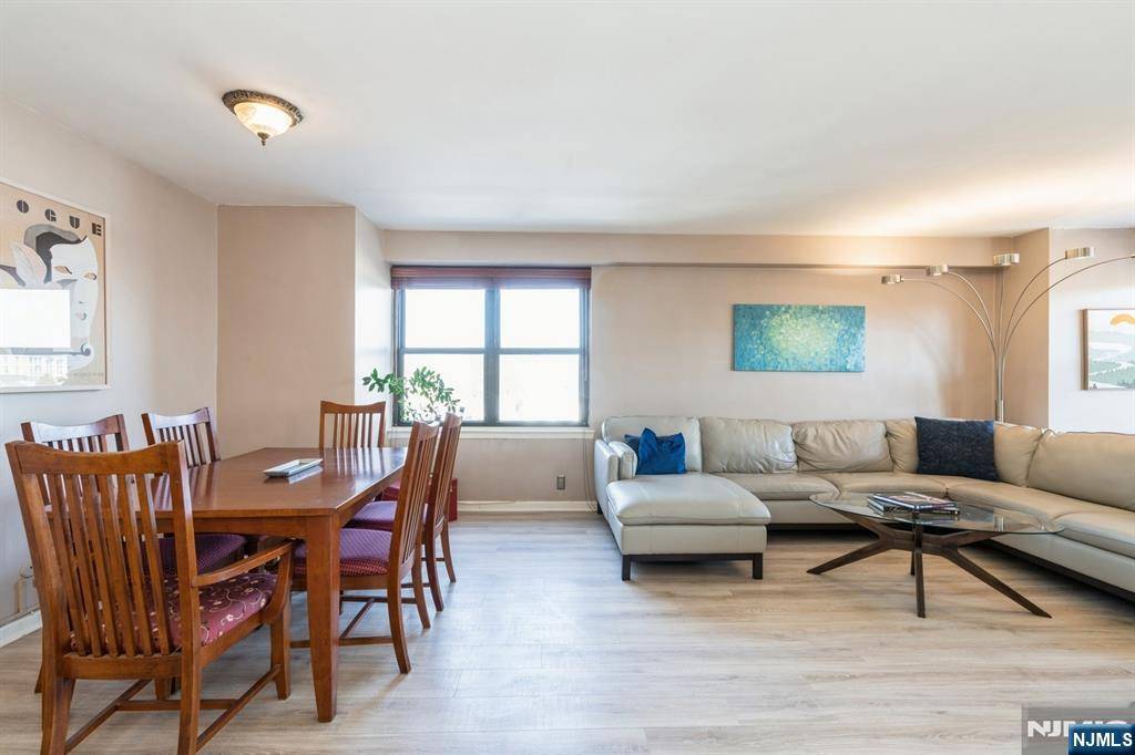 Passaic, NJ 07055,285 Aycrigg AVE #6E