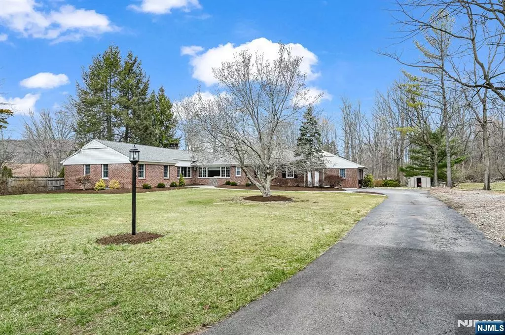 Oakland, NJ 07436,7 Chuckanutt DR