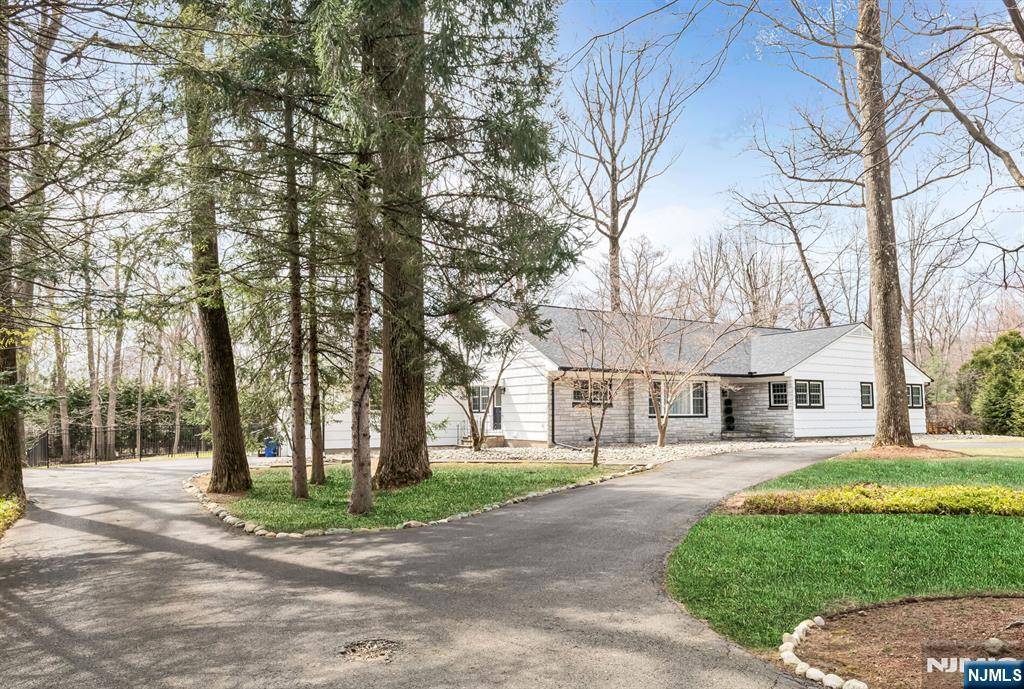 22 Rising Ridge RD, Upper Saddle River, NJ 07458