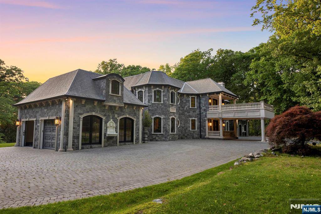 Saddle River, NJ 07458,105 Chestnut Ridge RD
