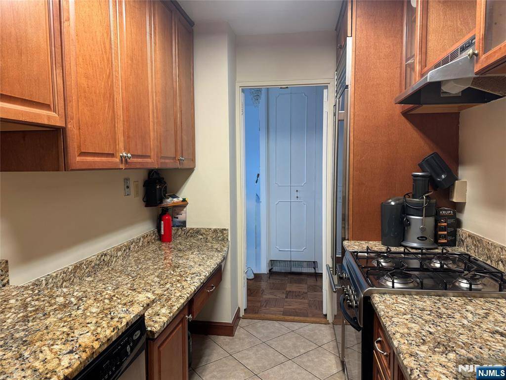 Fort Lee, NJ 07024,2077 Center AVE #20F