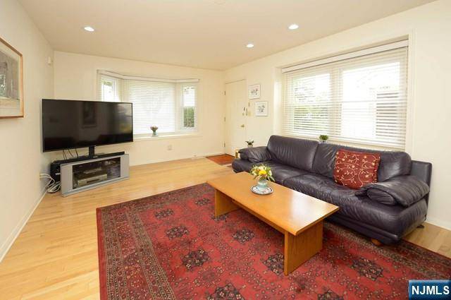 9 Park View PL, Fair Lawn, NJ 07410