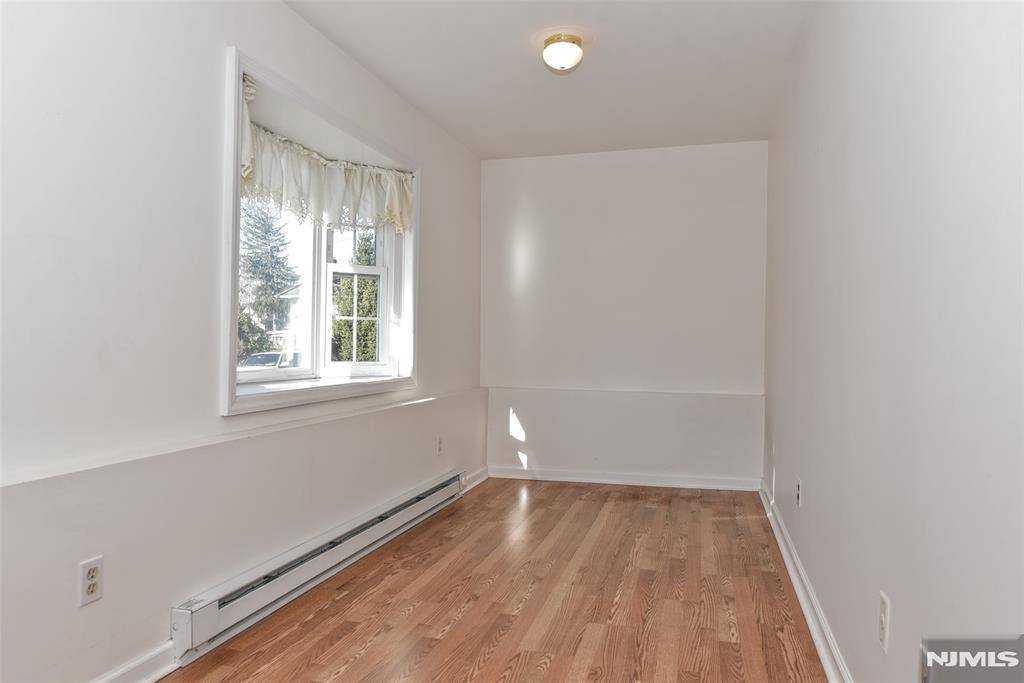 Waldwick, NJ 07463,33 Bergen AVE