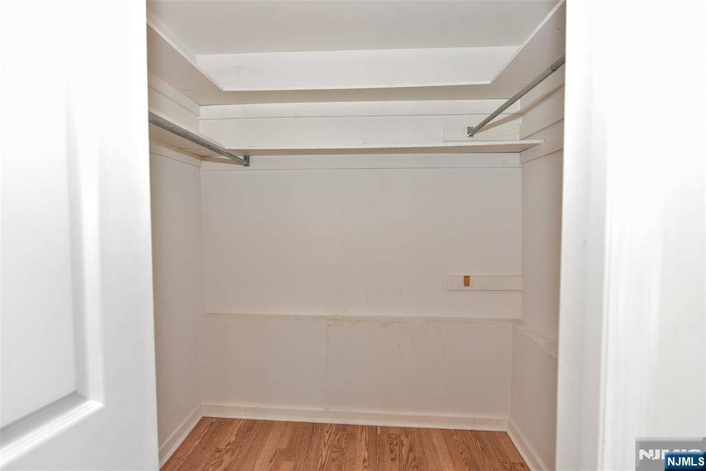 Waldwick, NJ 07463,33 Bergen AVE