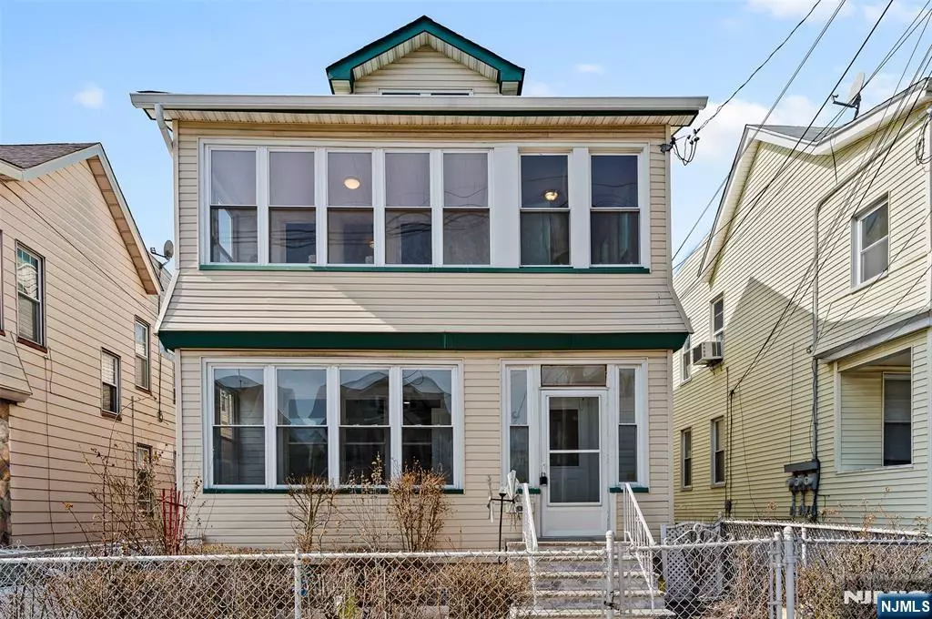 Irvington, NJ 07111,33 Temple PL