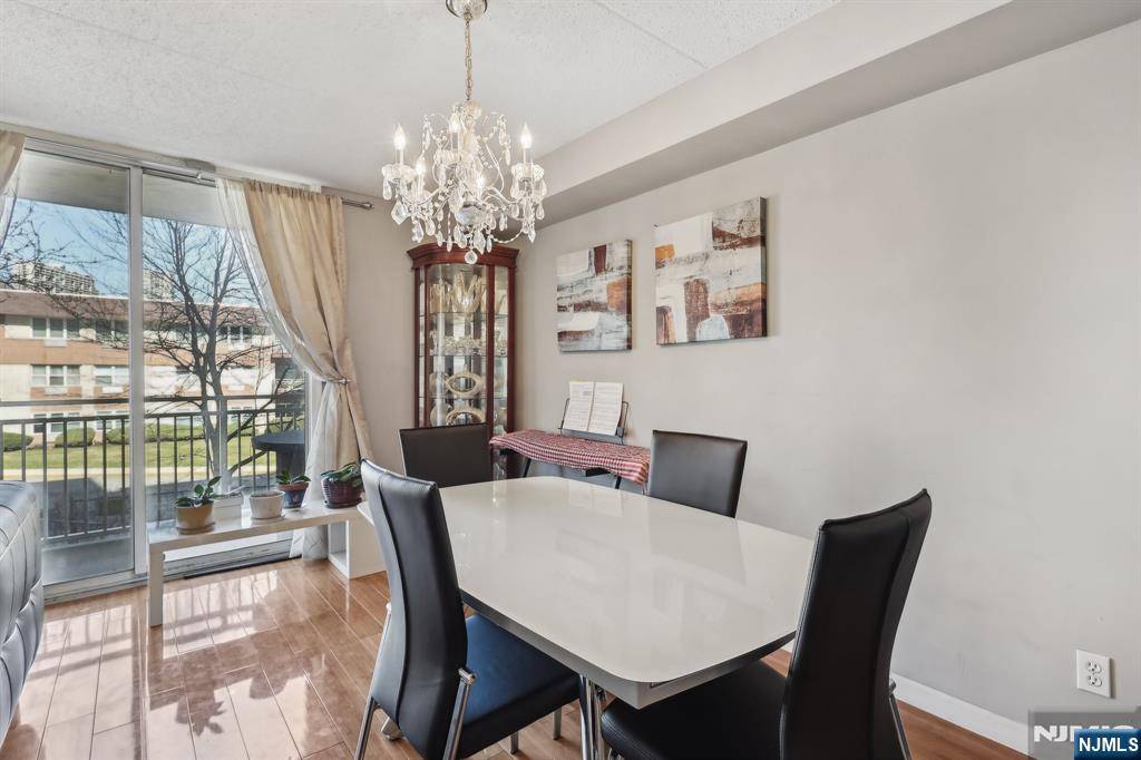 Edgewater, NJ 07020,1077 River RD #214