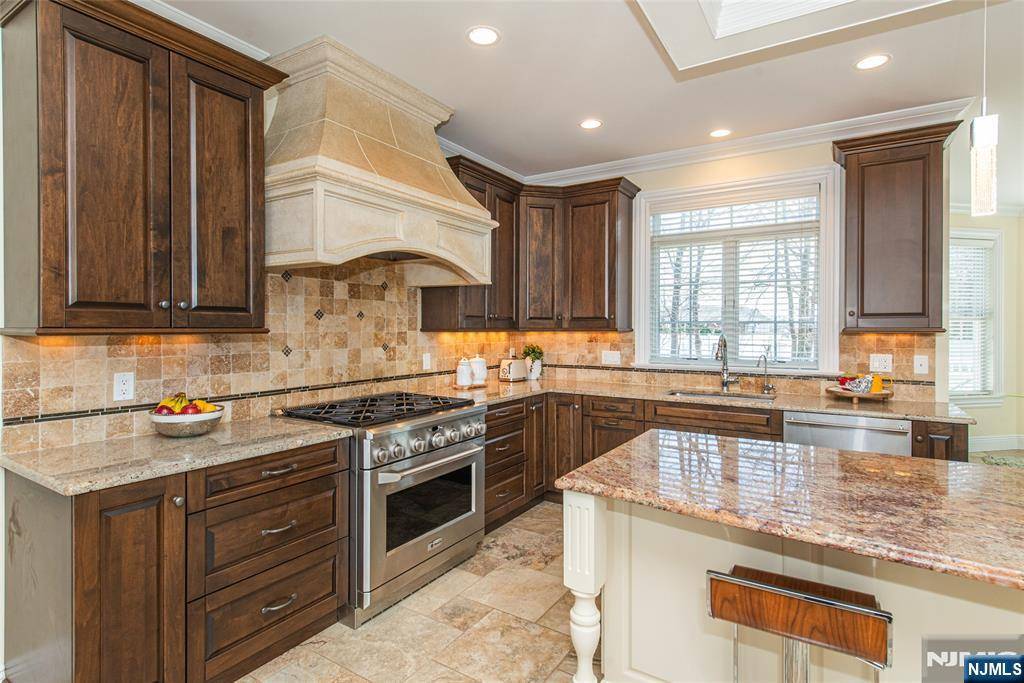 Wayne, NJ 07470,18 Gates PL