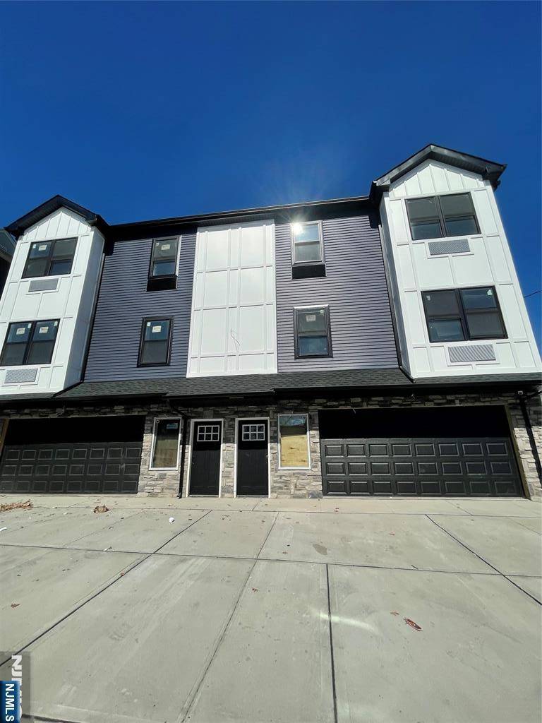 Paterson, NJ 07522,81-83-83 Haledon AVE