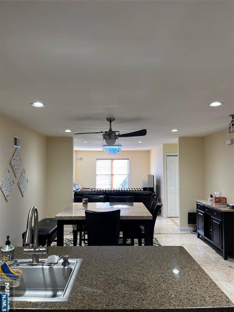 Saddle Brook, NJ 07663,264 Midland AVE #32