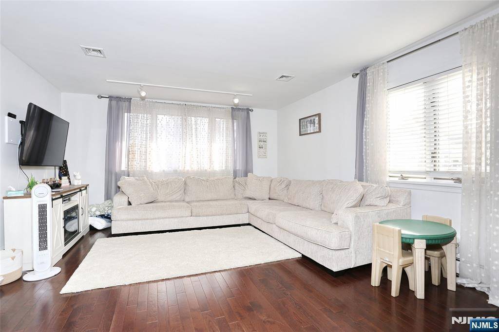 Wallington, NJ 07057,122 Maple AVE