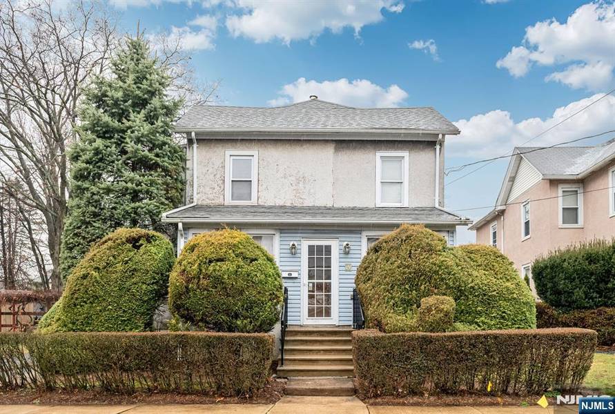 30 Walter Hammond PL, Waldwick, NJ 07463