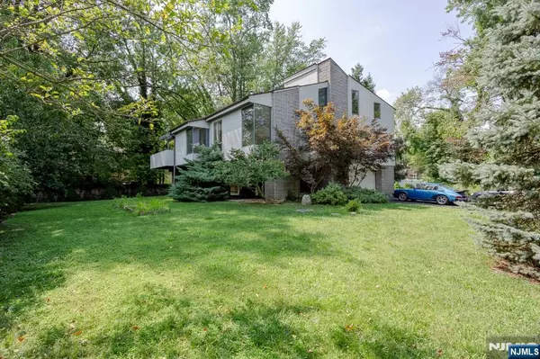 Hillsdale, NJ 07642,17 Sycamore AVE