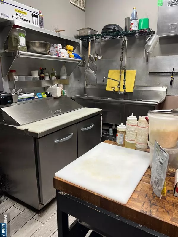 Edgewater, NJ 07020,272 Old River RD