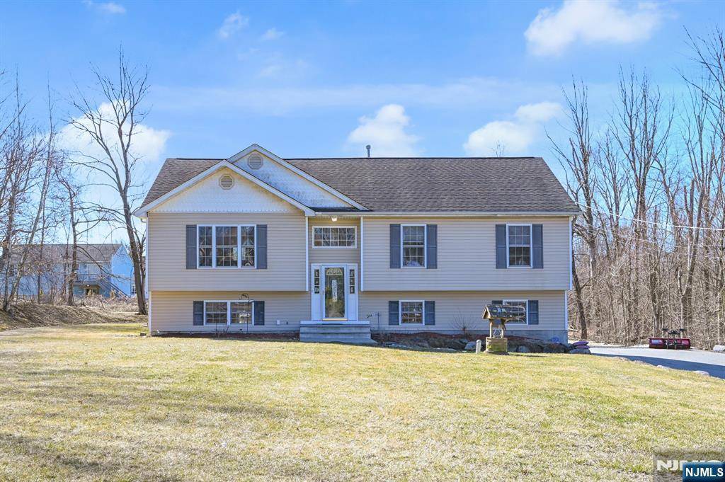 28 Reigler RD, West Milford, NJ 07421