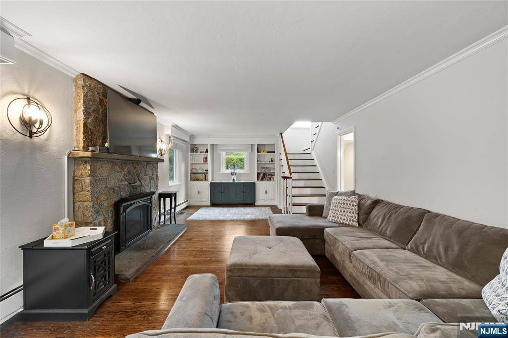 Haworth, NJ 07641,253 Maple ST