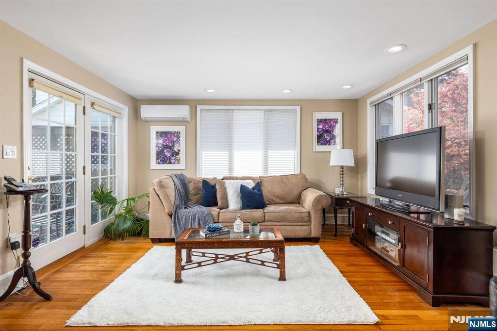 Rutherford, NJ 07070,277 Orient WAY