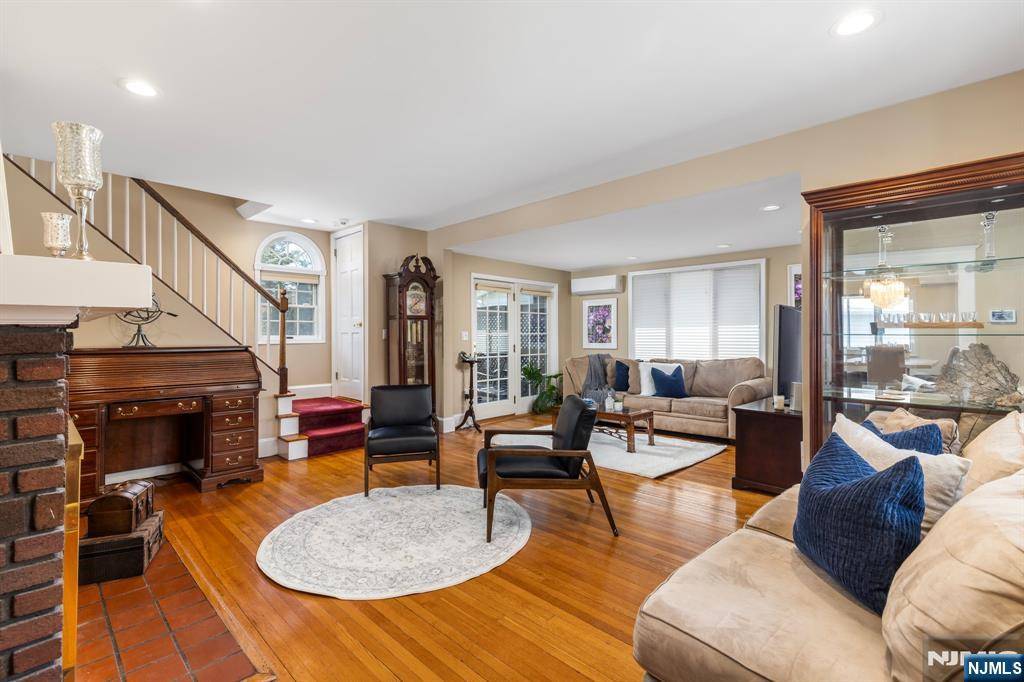 Rutherford, NJ 07070,277 Orient WAY