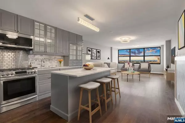 Guttenberg, NJ 07093,7004 Boulevard East #35B