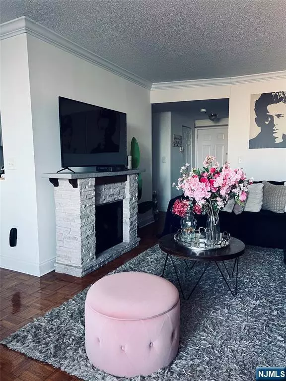Fort Lee, NJ 07024,100 Old Palisade RD #1711