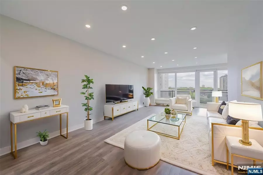 2077 Center AVE #11C, Fort Lee, NJ 07024