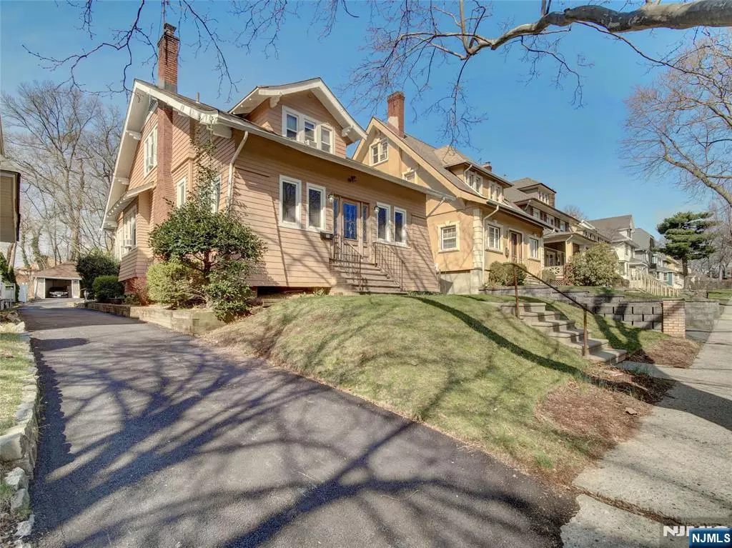 East Orange, NJ 07017,27 Colonial TER