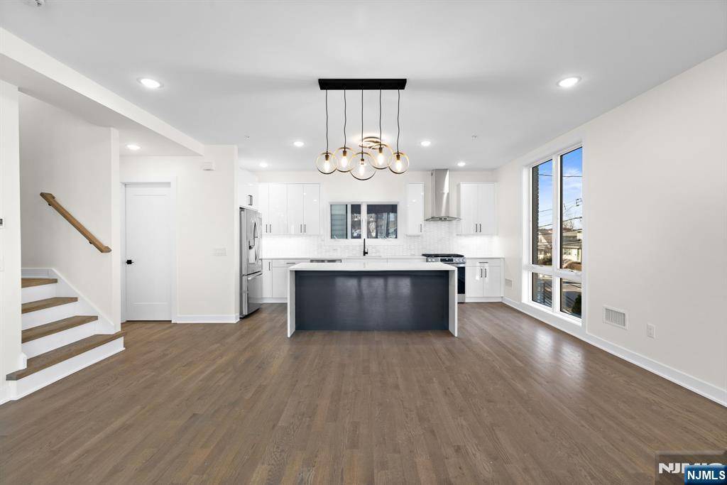 Cliffside Park, NJ 07010,396 Lafayette AVE #B