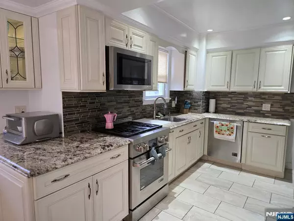 Dumont, NJ 07628,156 Davies AVE