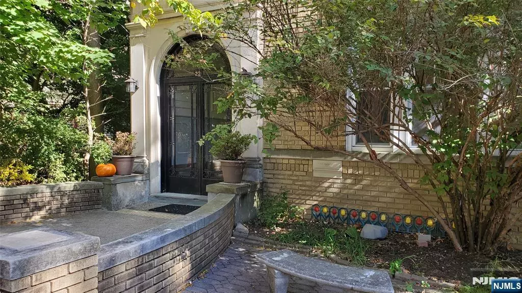 Montclair, NJ 07042,22 Seymour ST