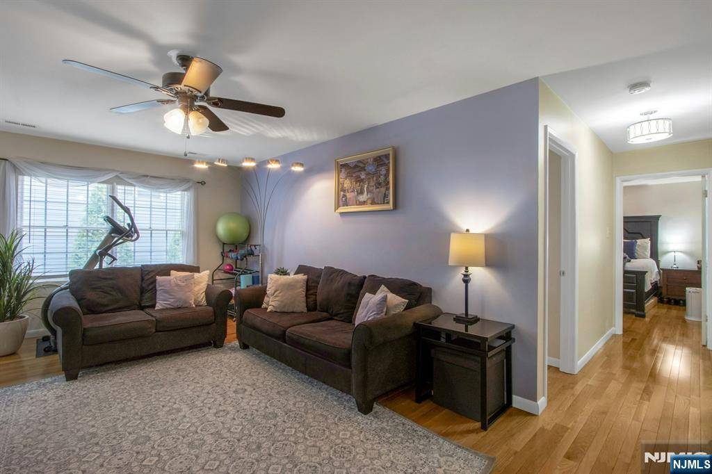 Hillsdale, NJ 07642,35 Colonial Village DR