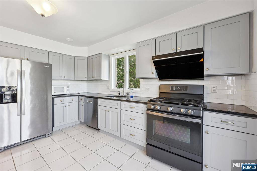 Fort Lee, NJ 07024,2043 Fletcher AVE