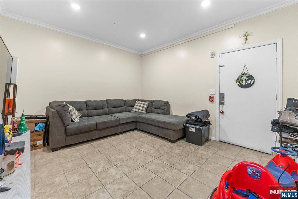East Orange, NJ 07017,384 Glenwood AVE