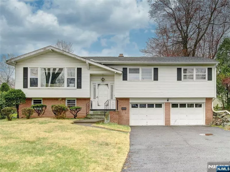 631 Walnut ST, Twp Of Washington, NJ 07676