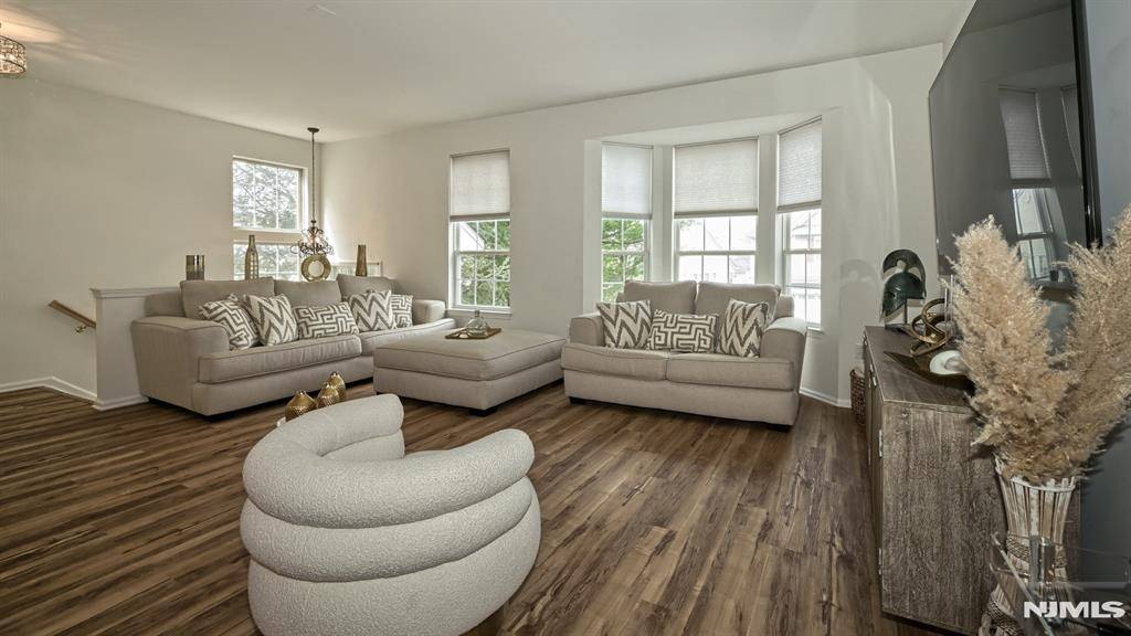 Wayne, NJ 07470,111 Warbler DR