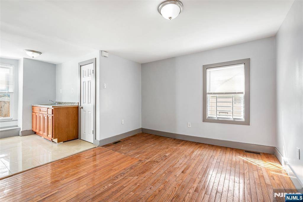154 14th ST #3rd Floor, East Orange, NJ 07017