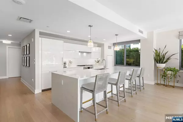 West New York, NJ 07093,9 Ave At Port Imperial #316