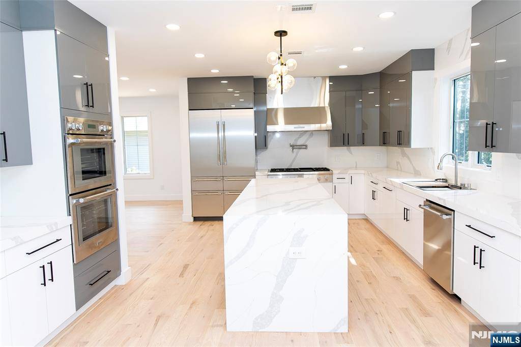 Closter, NJ 07624,42 Harvey ST