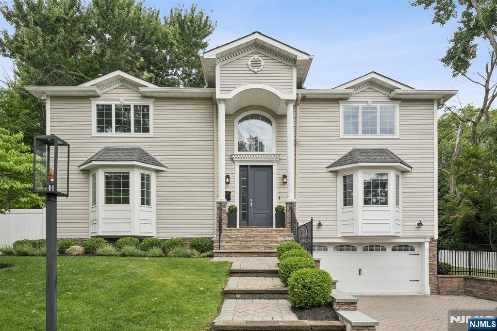 39 Drury LN, Demarest, NJ 07627