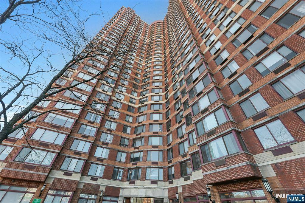 Fort Lee, NJ 07024,100 Old Palisade RD #906