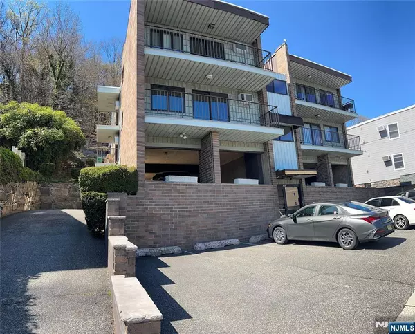 148 Undercliff AVE, Edgewater, NJ 07020