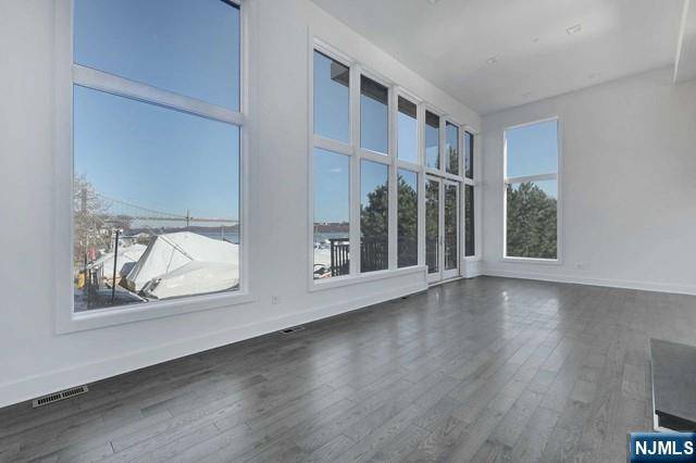 Edgewater, NJ 07020,11 Vela WAY