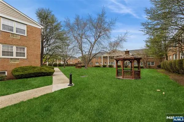 Clifton, NJ 07013,605 Grove #G15