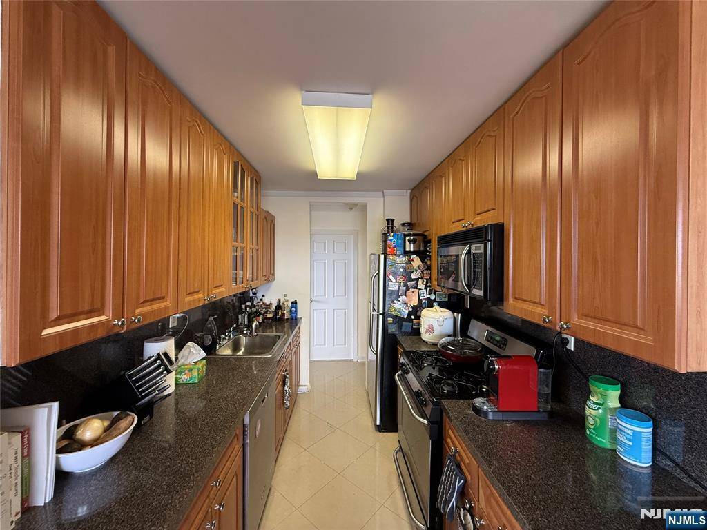 Passaic, NJ 07055,285 Aycrigg AVE #10E