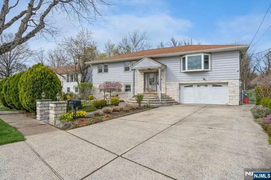 71 Ray AVE, Leonia, NJ 07605
