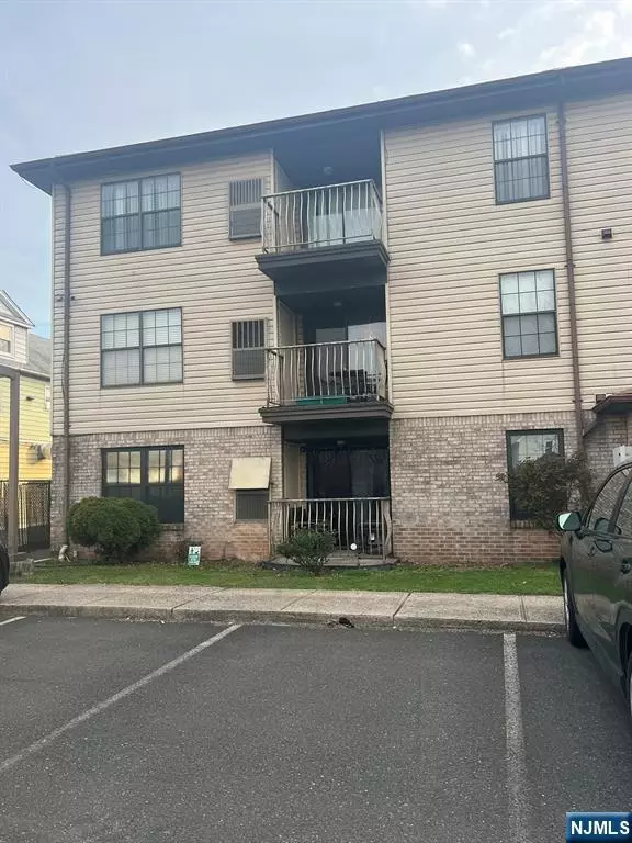 Elizabeth, NJ 07202,539 Bayway AVE #2B